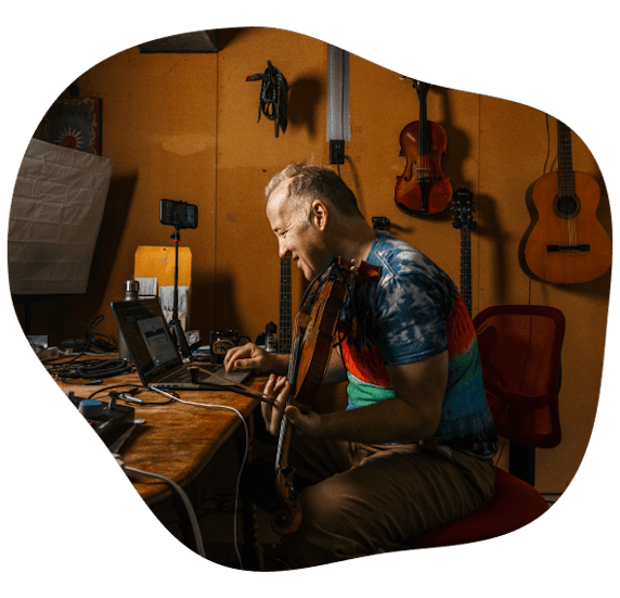 Chris Howes, American violinist, uses ConvertKit to reach his fans